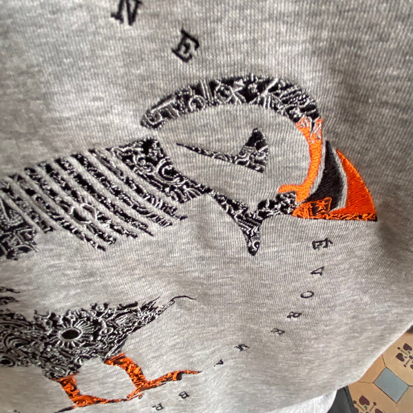 Sweat Zip Capuche Mixte Gris Macareux brodé Noir et Orange